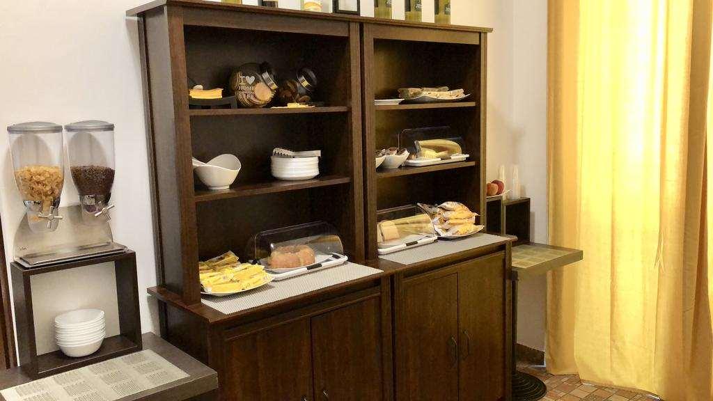 Carlo Goldoni Hotel Милан Ресторан фото